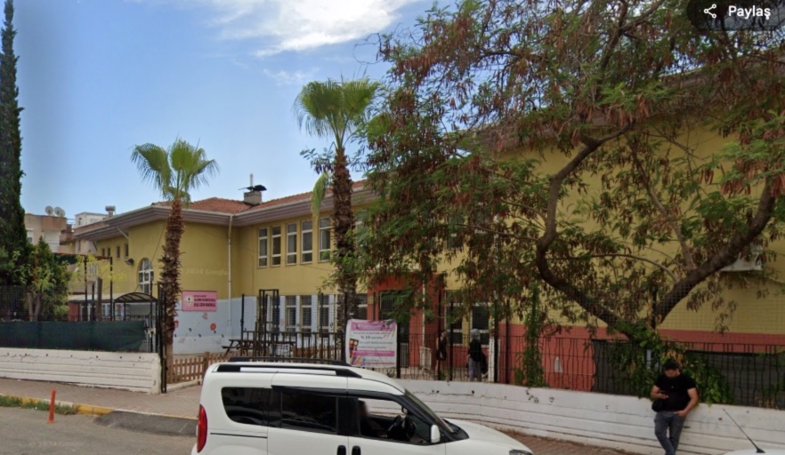 O Mahalledeki Ilkokulun Çatisi Akti