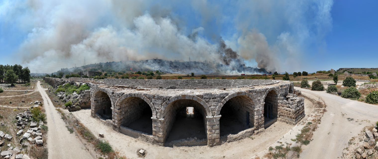 Perge Antik Kenti Yanan Aksu’da Başkan Feryat Etti! Her Türlü Desteğe Ihtiyacımız Var (1)