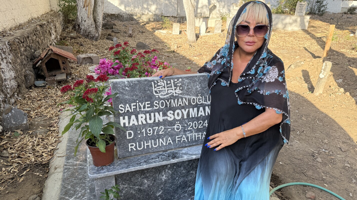 Sofiye Soyman Oglunun Kabrini Ziyaret Etti (1)