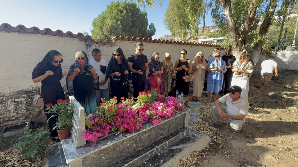 Sofiye Soyman Oglunun Kabrini Ziyaret Etti (3)
