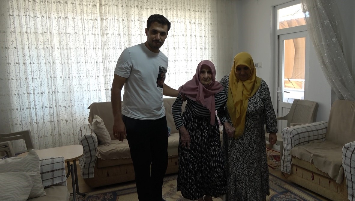 Tam 101 Yaşında 24 Torunu Var, Torunun Torununu Gördü (1)