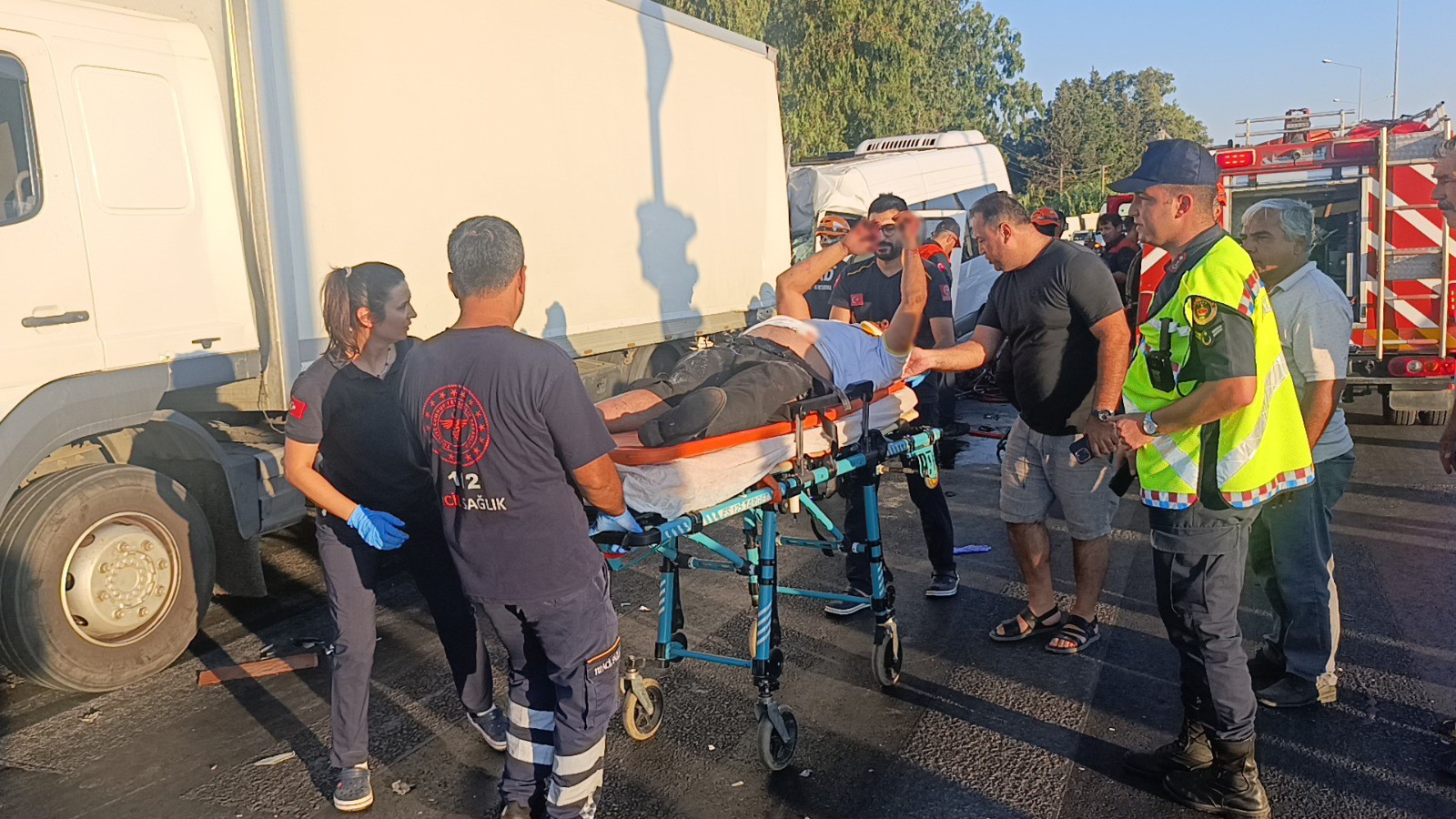 Tur Aracı Kamyonun Altına Girdi, Sıkışan Sürücü Için Ekipler Alarma Geçti (4)