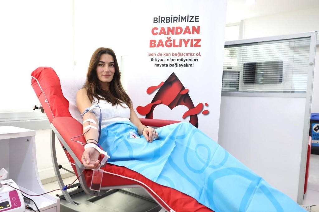 Ünlü Isimler Kızılay’a Kan Verdi, Türkiye’ye Çağrıda Bulundu (1)