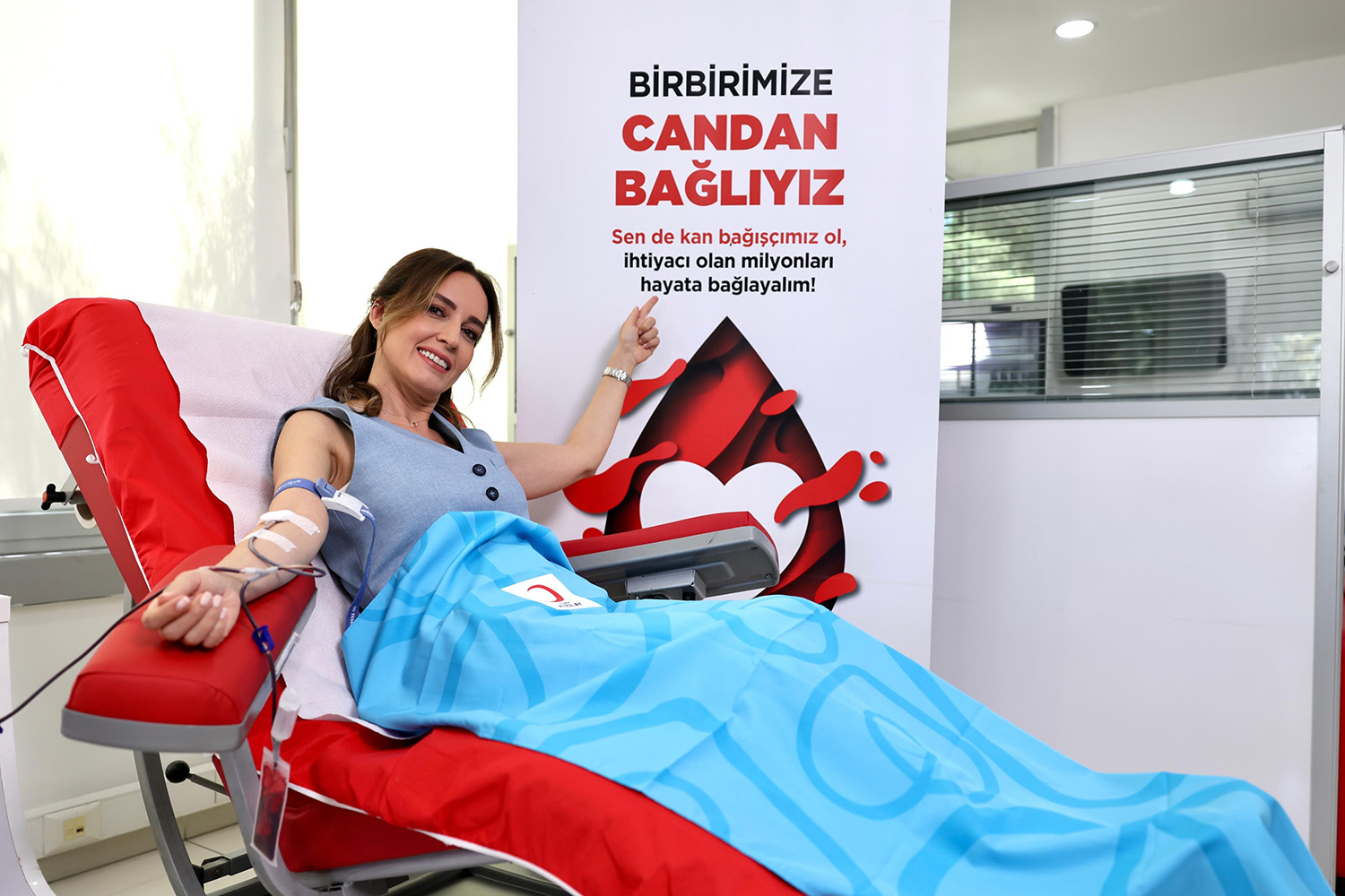Ünlü Isimler Kızılay’a Kan Verdi, Türkiye’ye Çağrıda Bulundu (2)