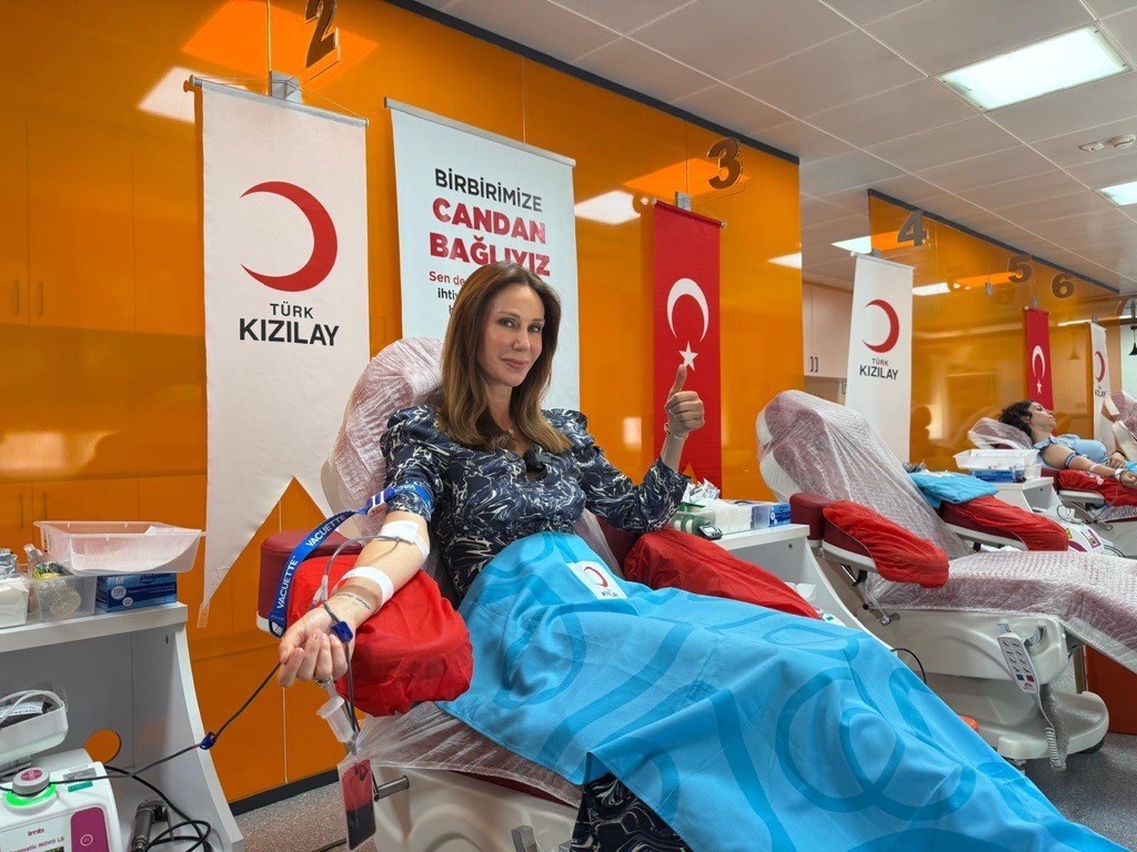 Ünlü Isimler Kızılay’a Kan Verdi, Türkiye’ye Çağrıda Bulundu (6)