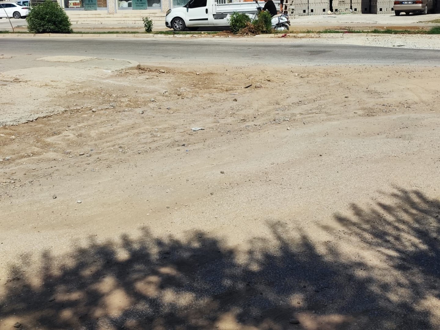 Adana'da Gelincik Caddesi'nde, Patlayan Su Borusu Sonrası Yola Asfaltlanma Yapılmadığı Için Mahalle Toz Içinde Kaldı (1)