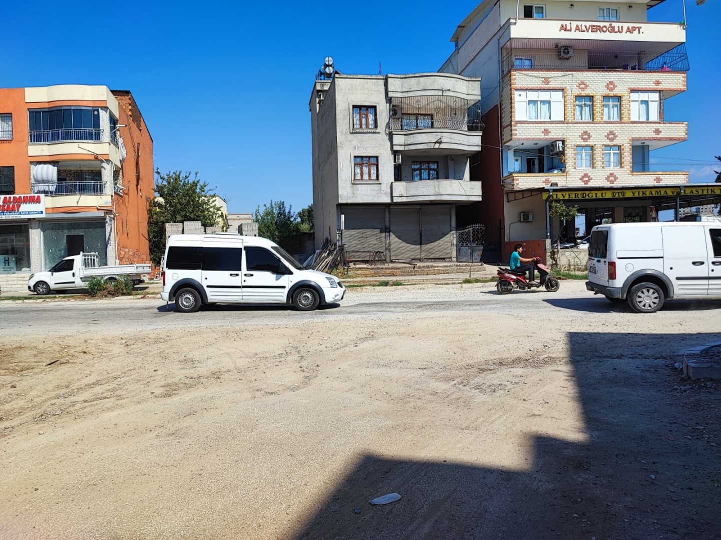 Adana'da Gelincik Caddesi'nde, Patlayan Su Borusu Sonrası Yola Asfaltlanma Yapılmadığı Için Mahalle Toz Içinde Kaldı (2)