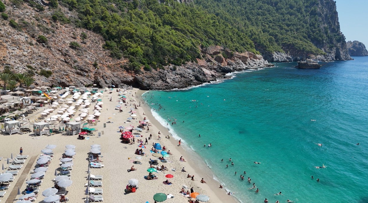Alanya'da Sıcak Hava Sebebiyle Yerli Ve Yabancı Turistler Plajları Doldurdu (4)