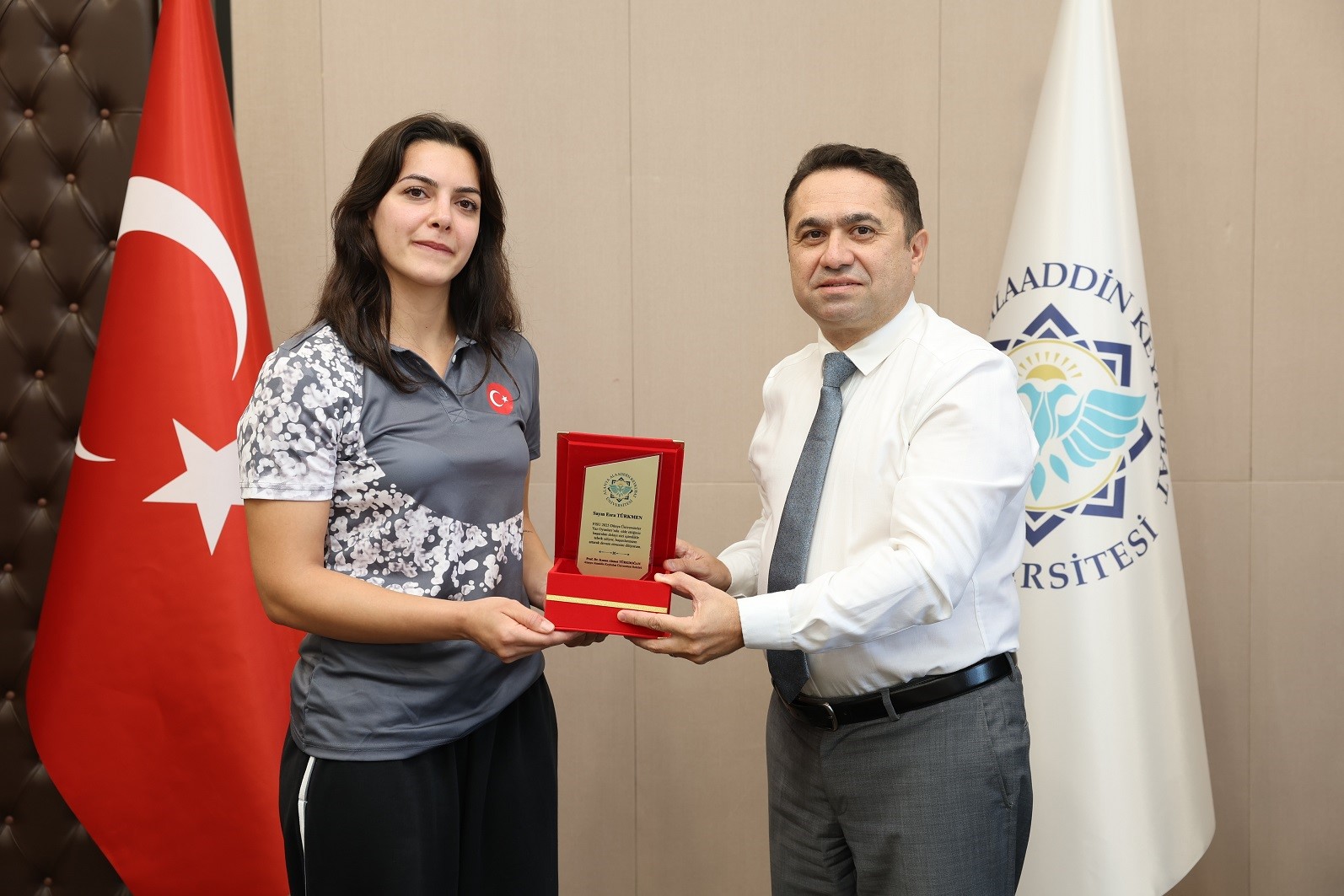 Alkü’lü Şampiyona Rektör Türkdoğan'dan Plaket (2)