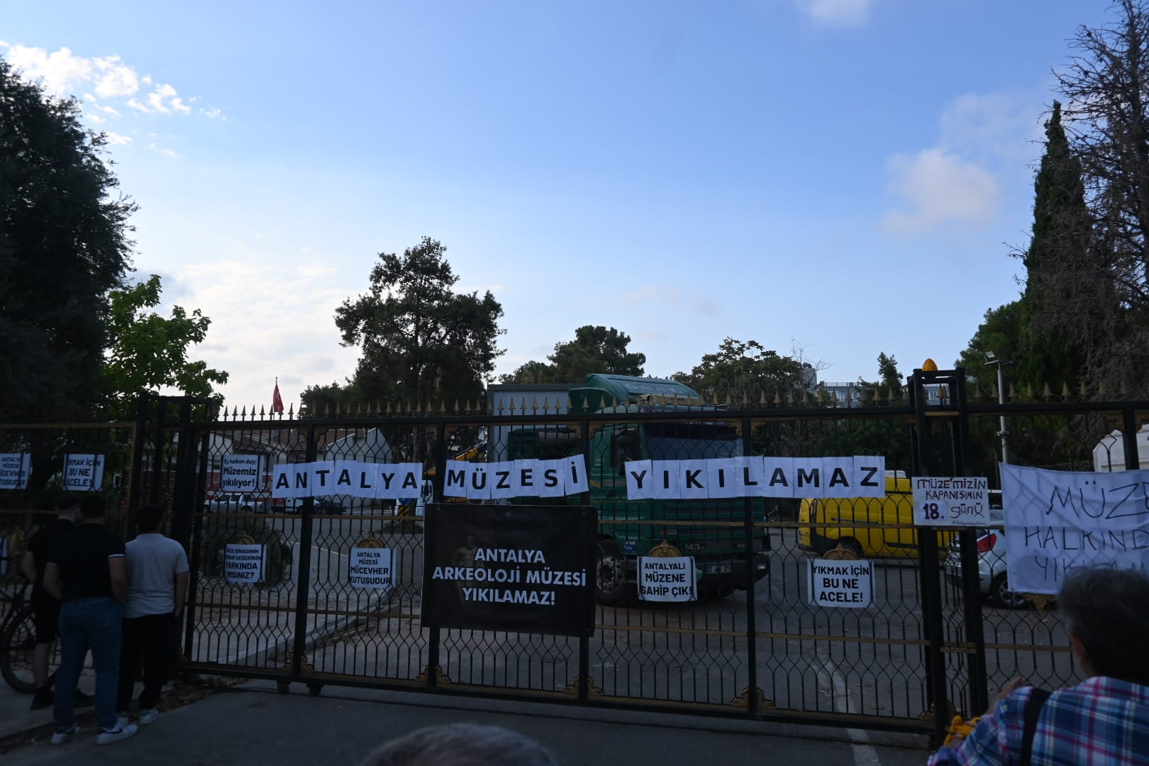 Antalya Muzesi Onunde Tangolu Protesto (1)
