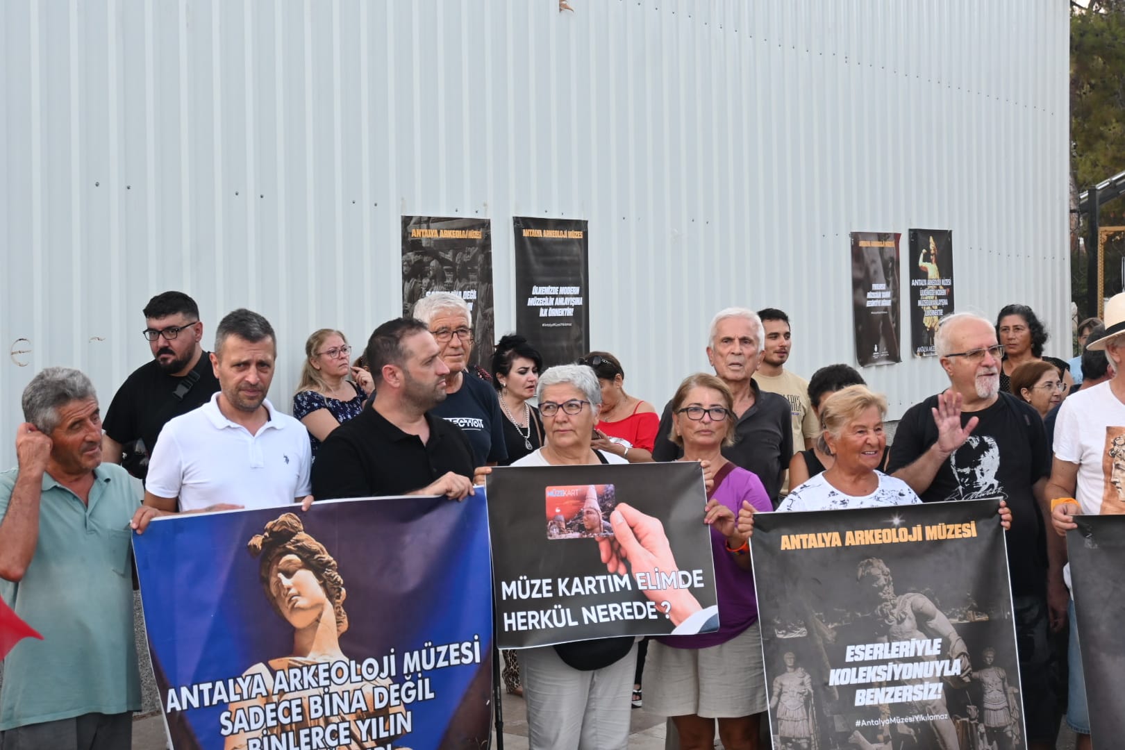 Antalya Muzesi Onunde Tangolu Protesto (2)