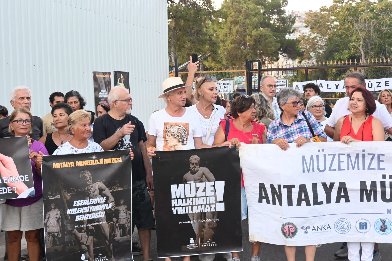 Antalya Muzesi Onunde Tangolu Protesto (4)