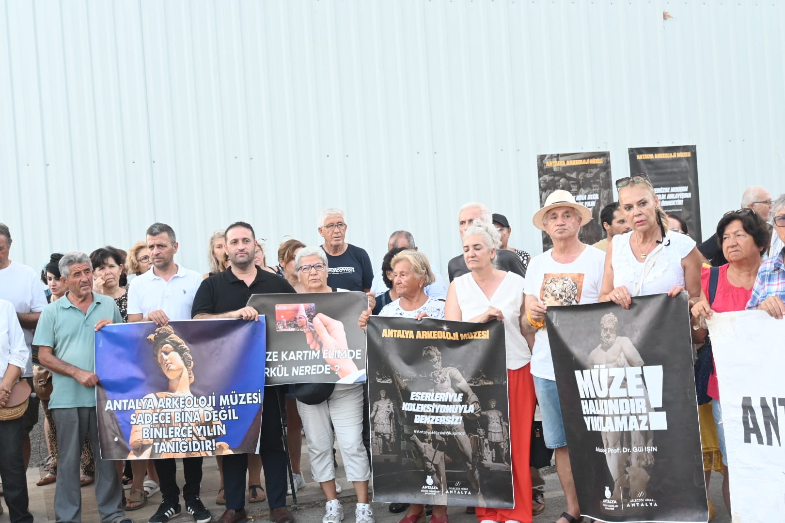 Antalya Muzesi Onunde Tangolu Protesto (6)