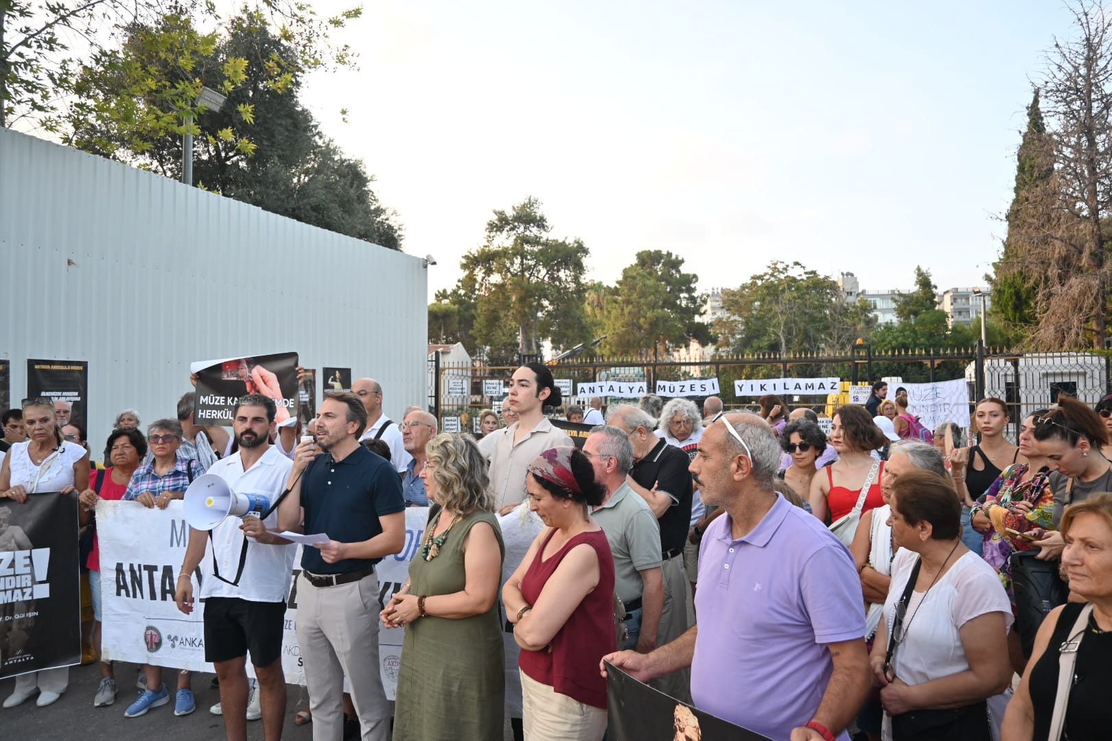 Antalya Muzesi Onunde Tangolu Protesto (7)