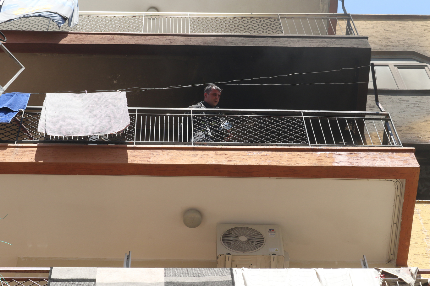 Antalya'da Dairede Çıkan Yangını Itfaiye Söndürdü (1)
