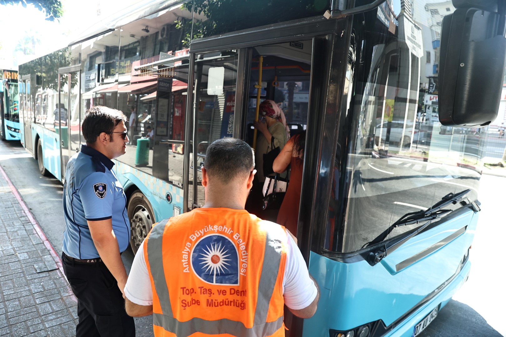 Antalya’da Halk Otobüslerine Klima Denetimi Aralıksız Sürüyor (1) (Large)