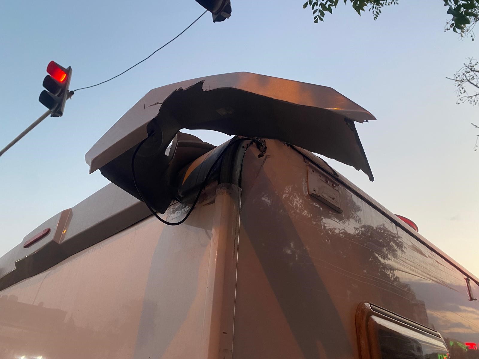 Antalya'da Halk Otobüsüne Karavan Tentesi Saplandı (1)