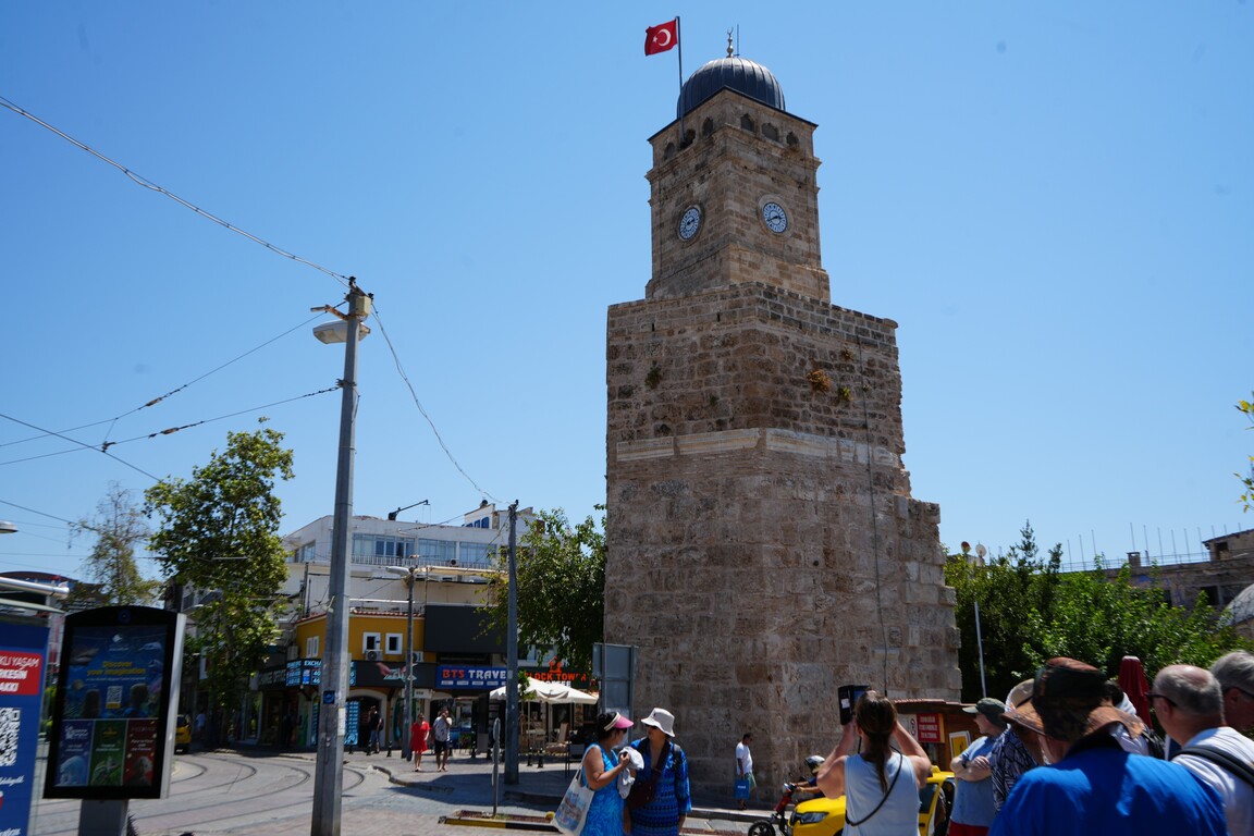 Antalya'nın Simgesi Saat Kulesi'nin Saati Aylardır Doğru Zamanı Göstermiyor (4)