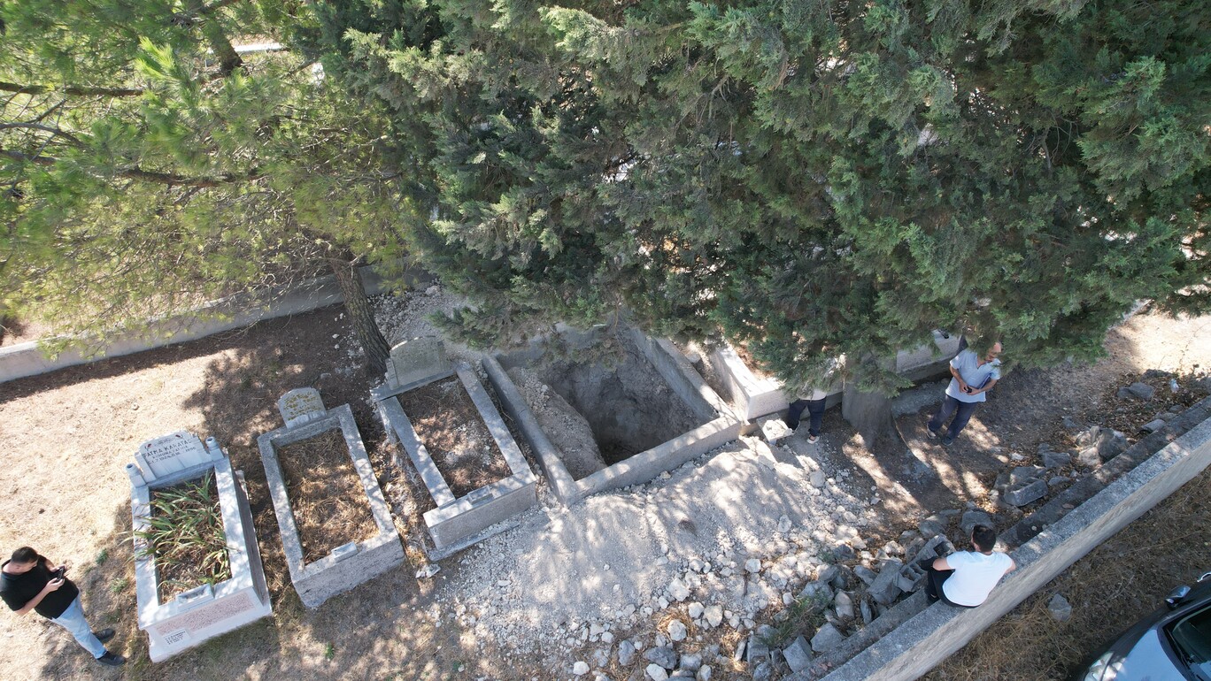 Awarnavutköy’de Define Bulmak Amacıyla Kazılan Mezarlık Mahalleliyi Isyan Ettirdi523026 06 (7)