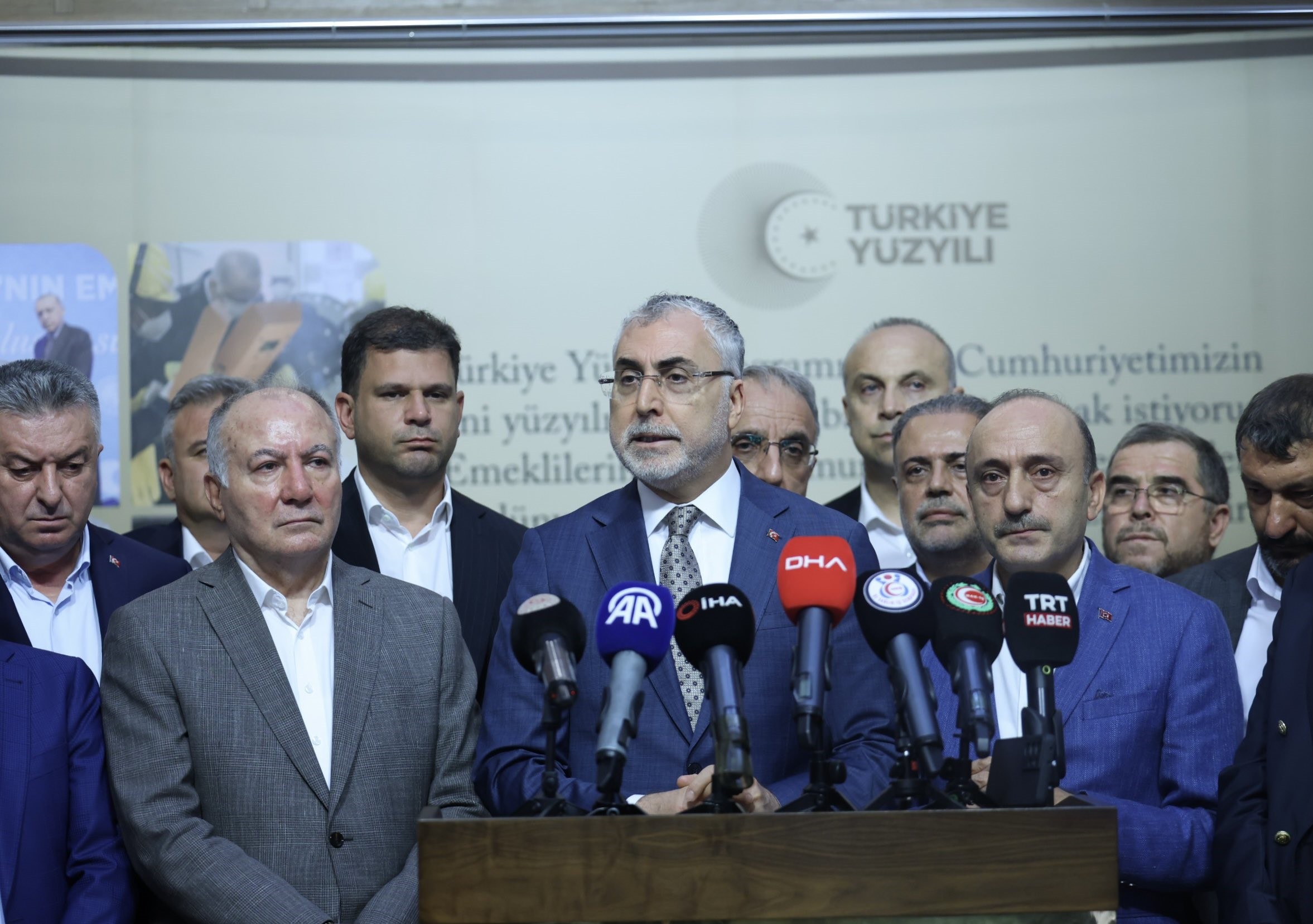Bakan Işıkhan Kamu Işçilerimize (2)