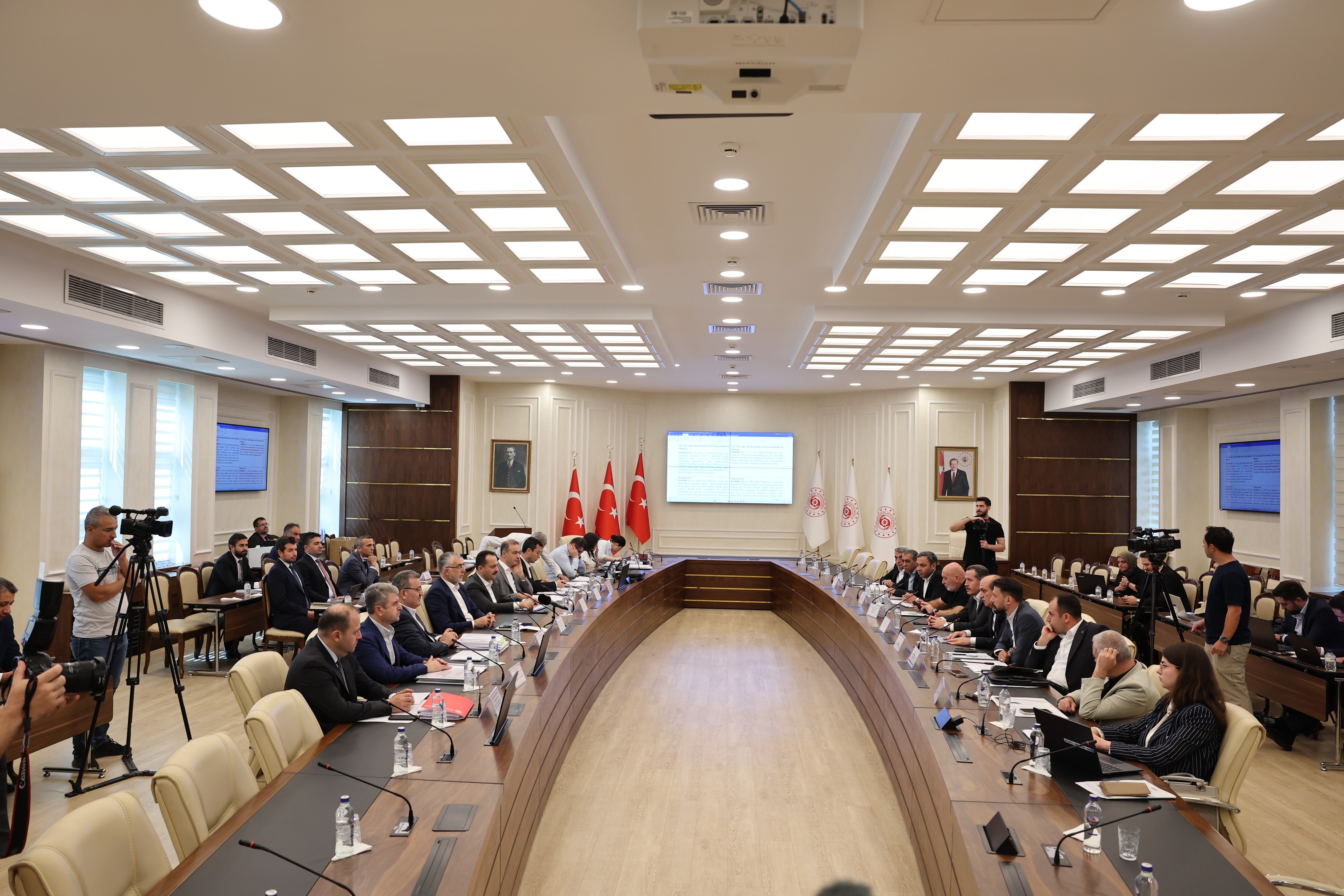 Bakan Işıkhan, Memur Sen Başkanı Yalçın Ve Hizmet Kollarında Ilgili Sendika Temsilcileri Ile Bir (