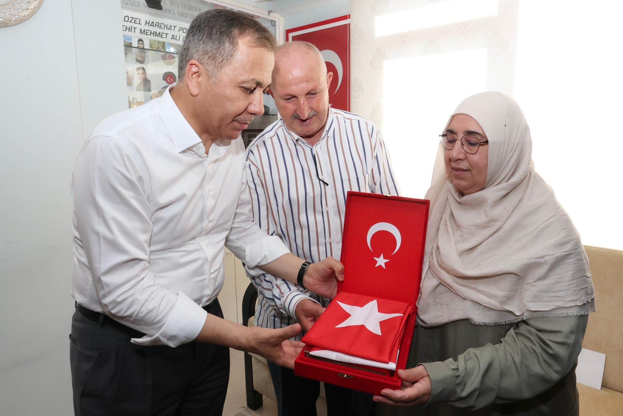 Bakan Yerlikaya’dan Şehit Ahmet Doğan’ın Denizli’deki Baba Ocağına Ziyaret (4)