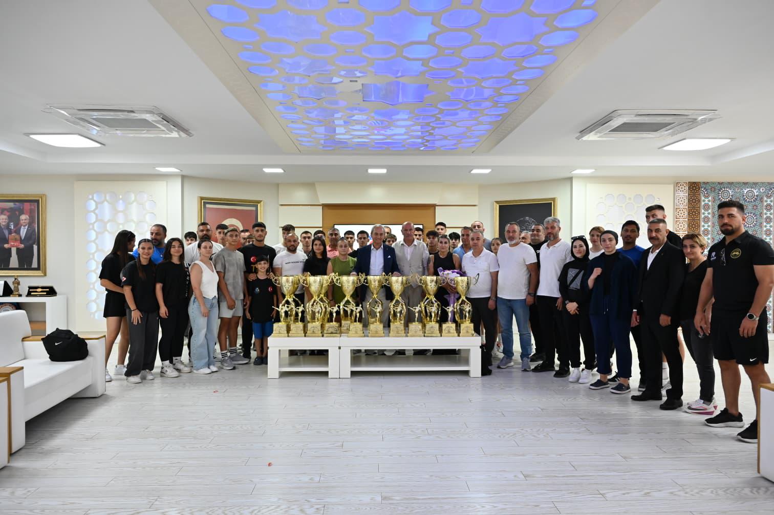 Baskan Kocagoz, Kick Boks Sporcularini Agirladi 2