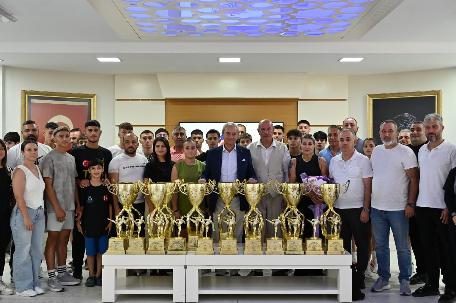 Baskan Kocagoz, Kick Boks Sporcularini Agirladi 3