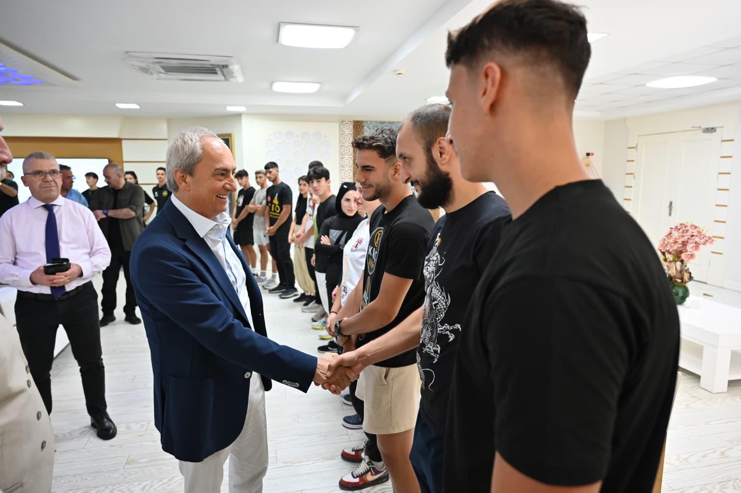Baskan Kocagoz, Kick Boks Sporcularini Agirladi 5