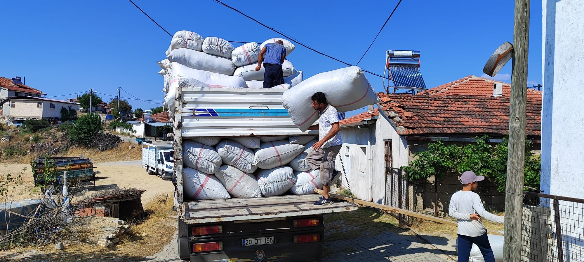 Buldan'da Kekik Ve Tütün Üreticilerinin Yüzü Gülüyor (2)