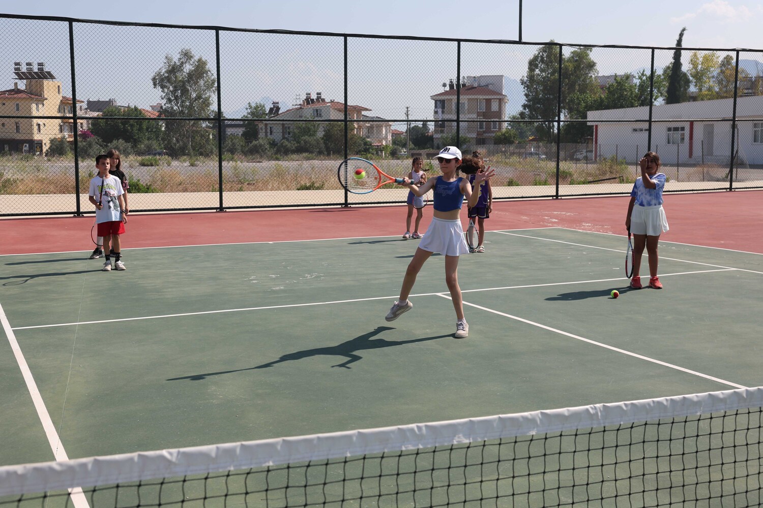 Büyükşehir Belediyesi Döşemealtı’nda Yeni Tenis Kursu Açtı (1)