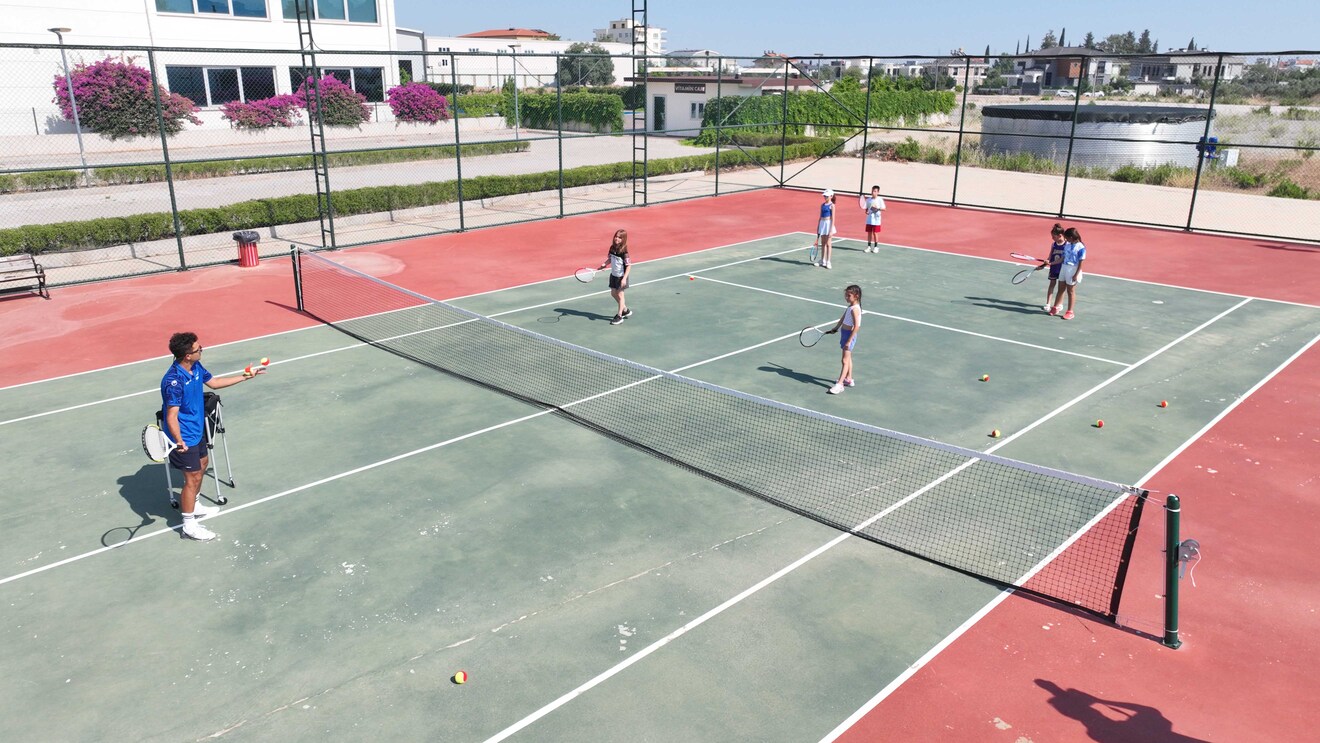 Büyükşehir Belediyesi Döşemealtı’nda Yeni Tenis Kursu Açtı (8)
