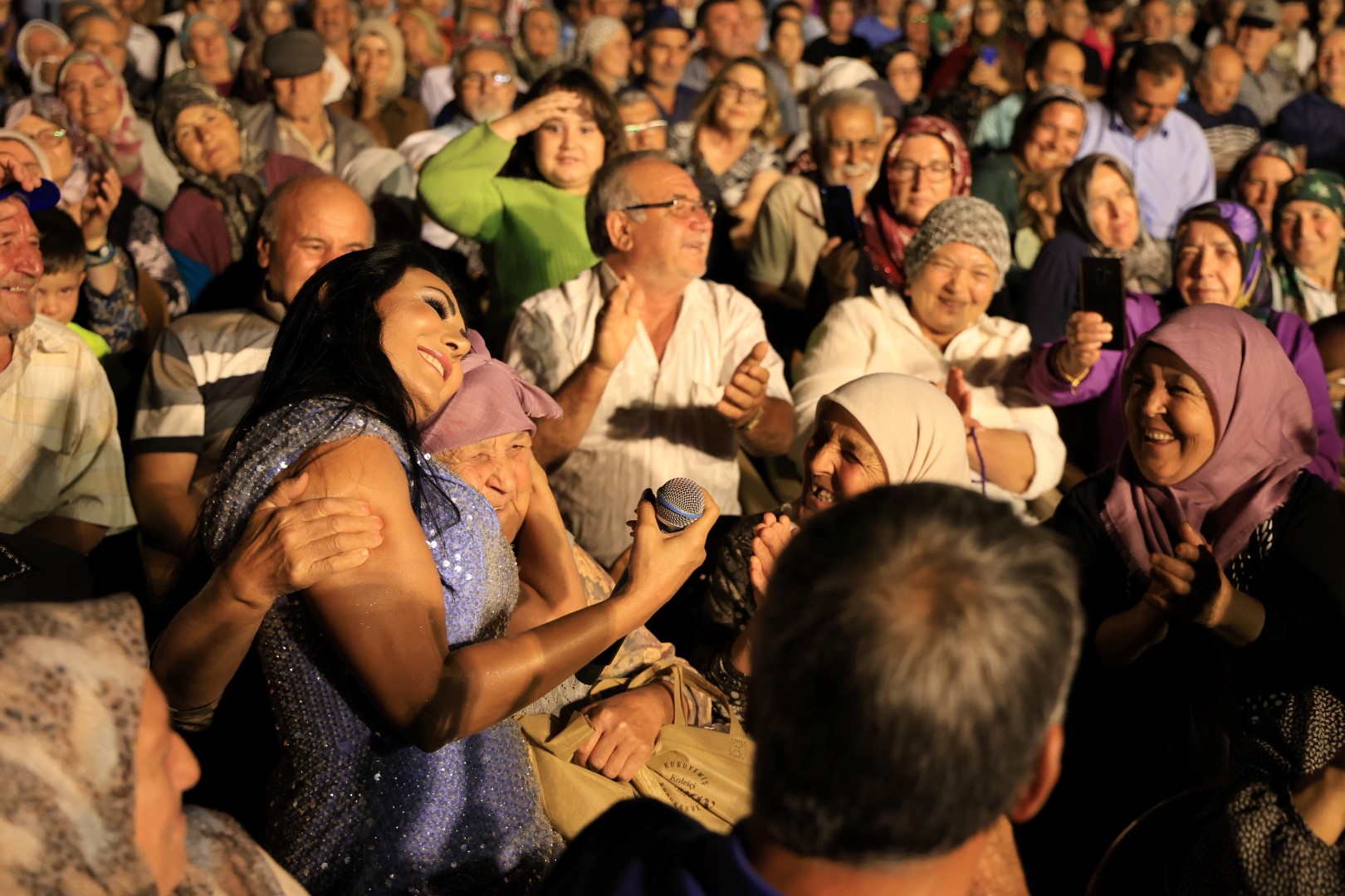 Çamelili Vatandaşlar Ayşe Dinçer Ile Coşku Dolu Bir Konser Yaşadı (9)
