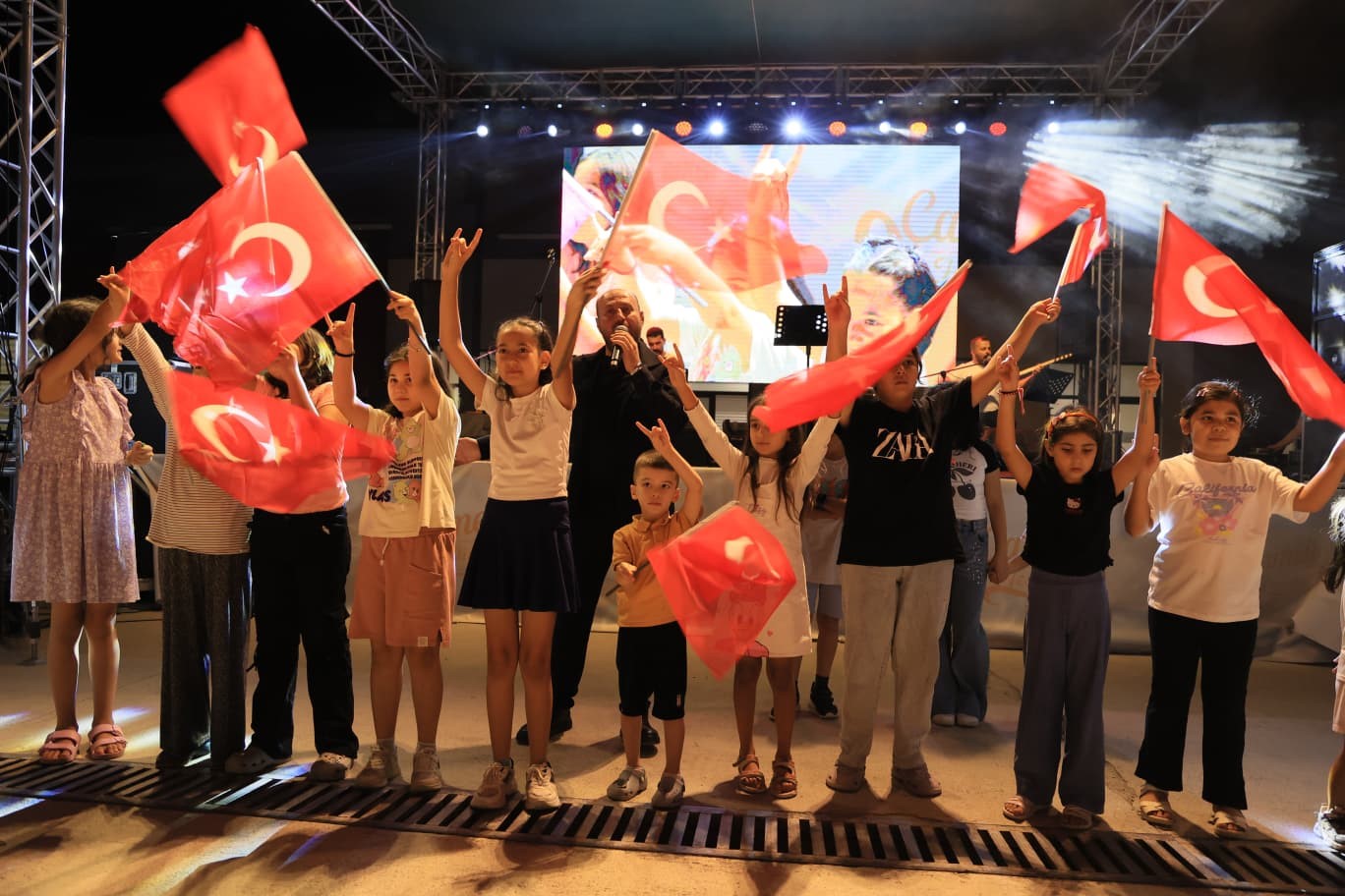 Çameli'nde Sahne Alan Ahmet Öngel, Milli Duyguları Yaşattı (4)
