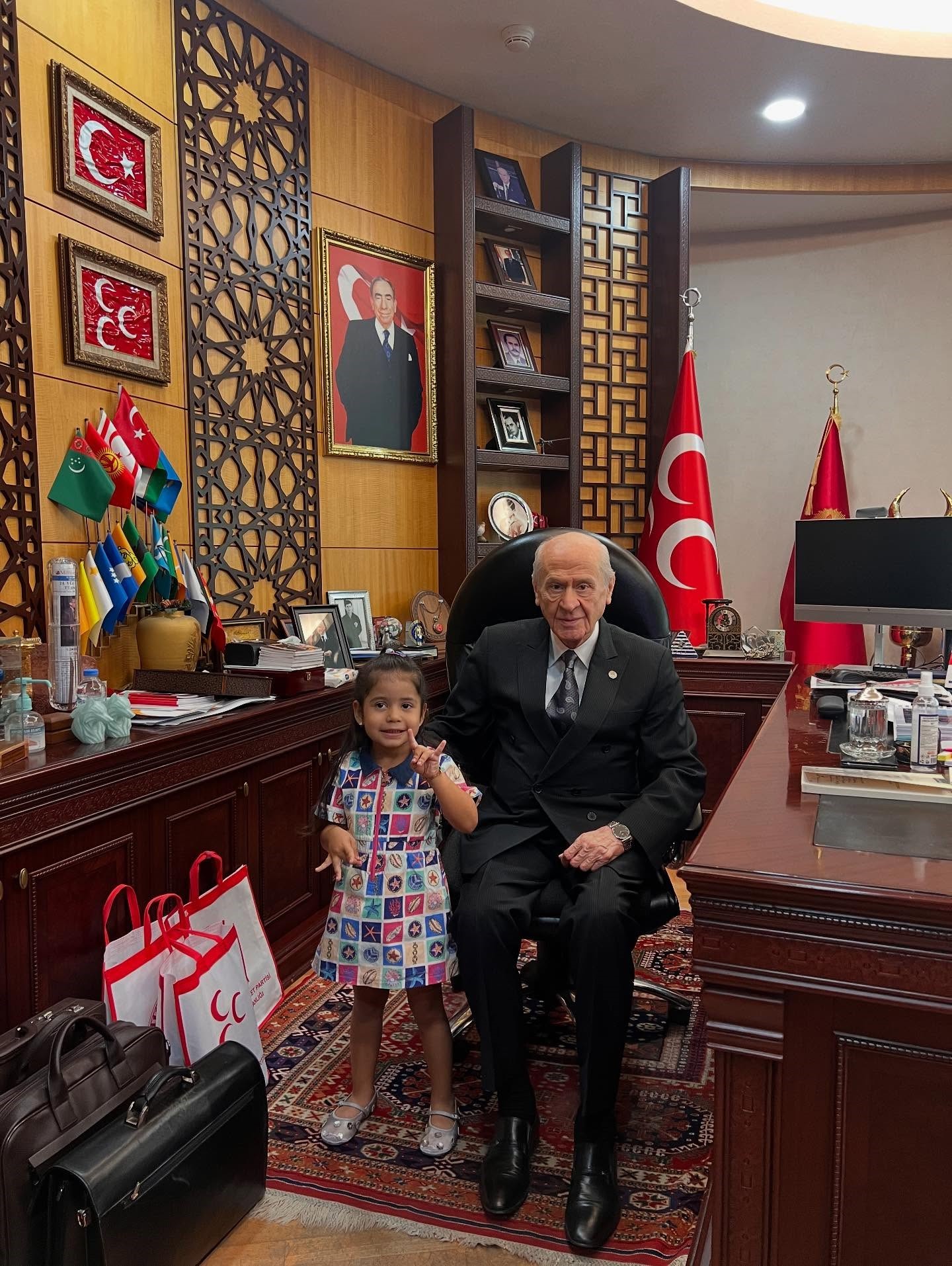 Devlet Dedesi’nin Elini Öptü (2)