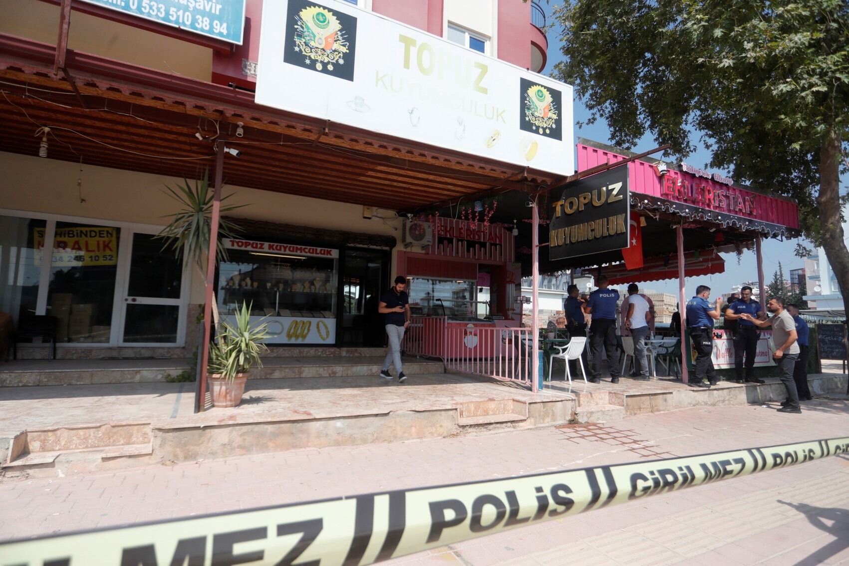 Elinde Bıçakla Girdiği Kuyumcudan 18 Adet Bileziği Alarak Kaçtı (2)