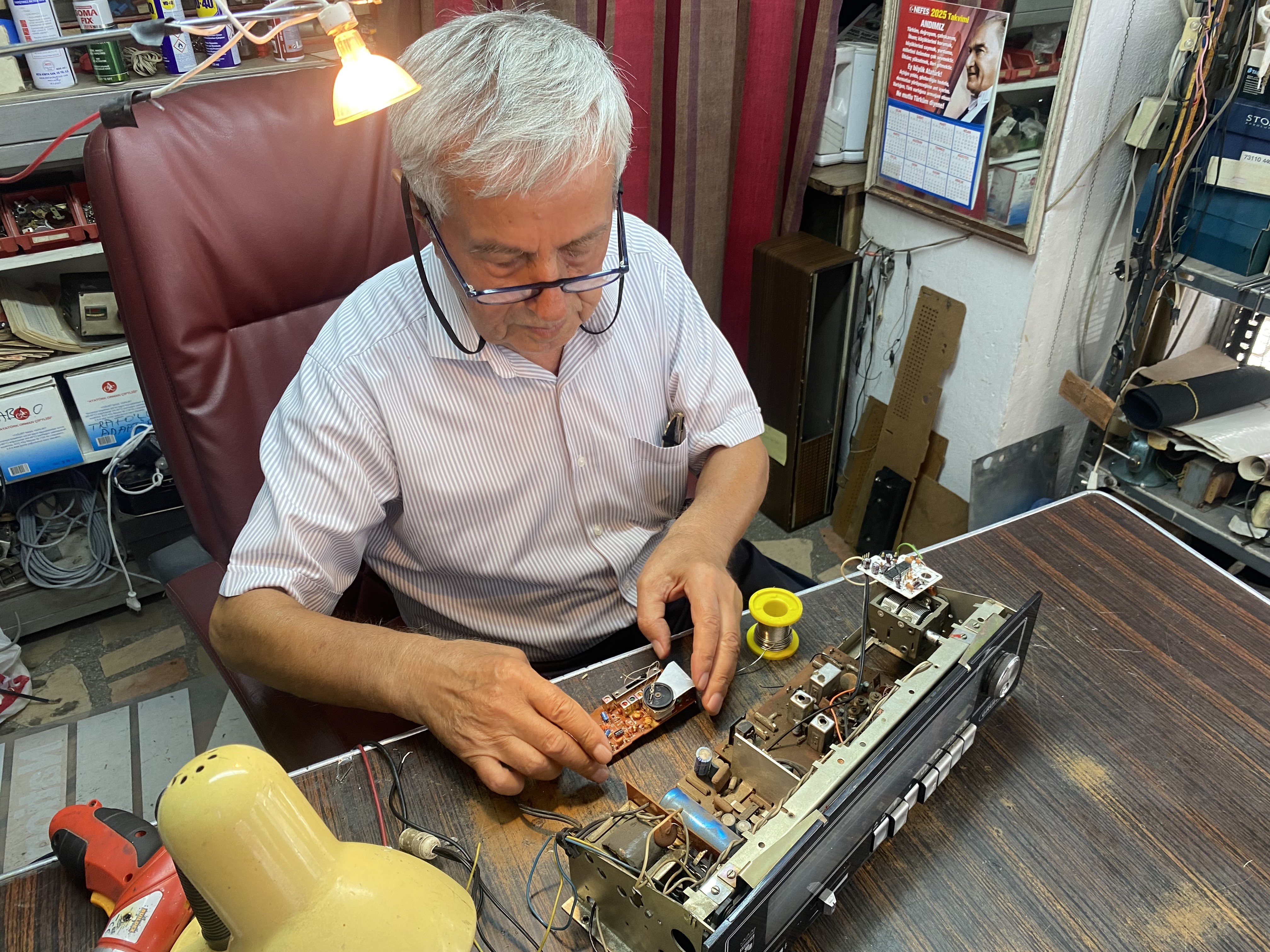 Fehmi Amcanın 62 Yıldır Mesleği Olan Radyo Tamirciliği Son Demlerini Yaşıyor (2)