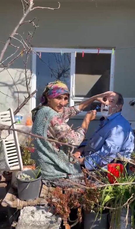 Felçli Kocasını Tıraş Ederken Görüntülenmişti, Acı Haber Geldi (2)