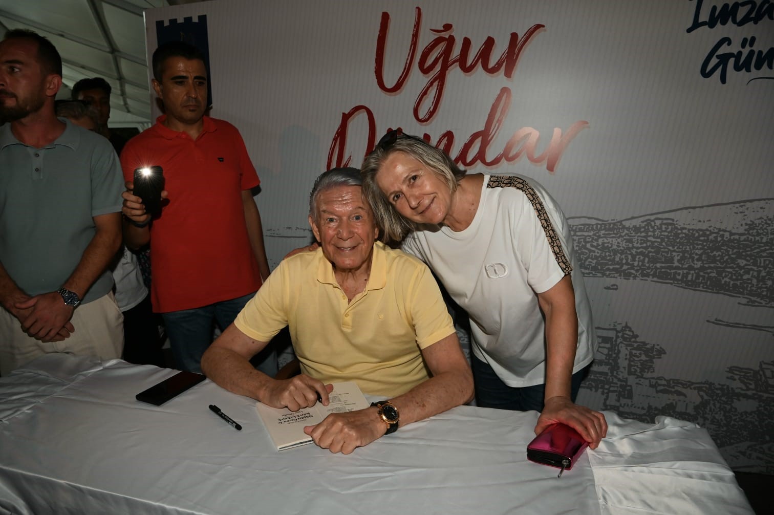 Gazeteci Uğur Dündar Kuşadası’nda Sevenleriyle Buluştu (1)