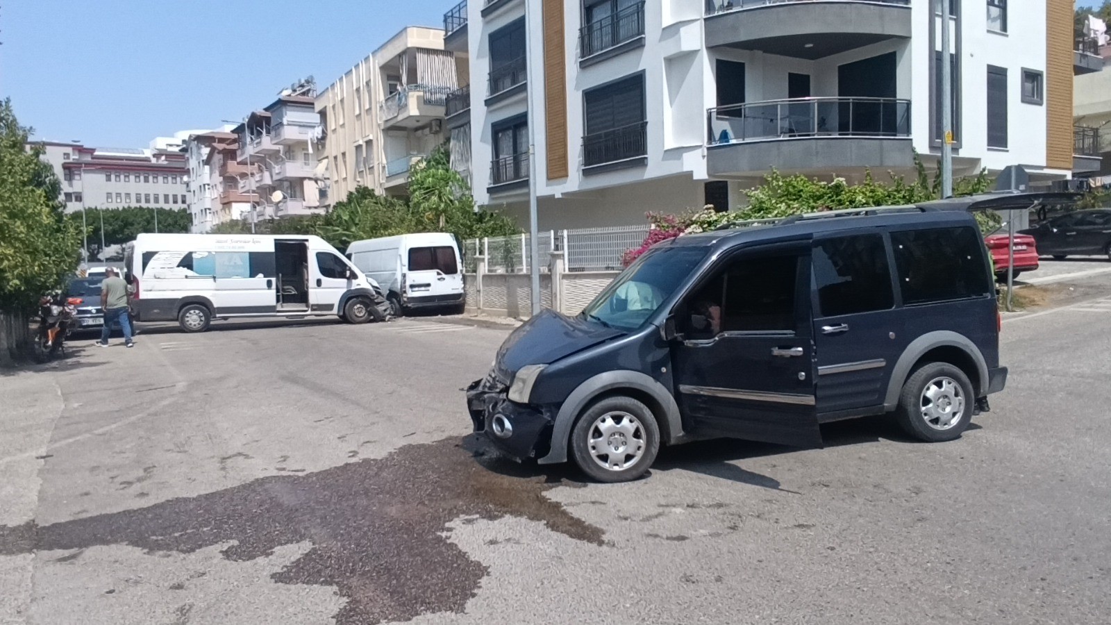 Hafif Ticari Araç Servis Minibüsüne Çarptı; 4 Yaralı (2)
