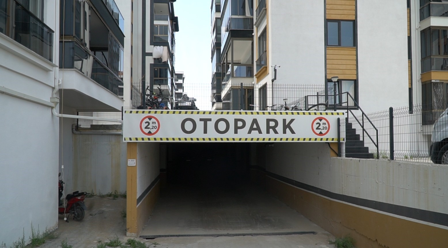 Isparta'da Sitenin Otoparkındaki Araçlara Zarar Veren Kişi Güvenlik Kamerasında (1)