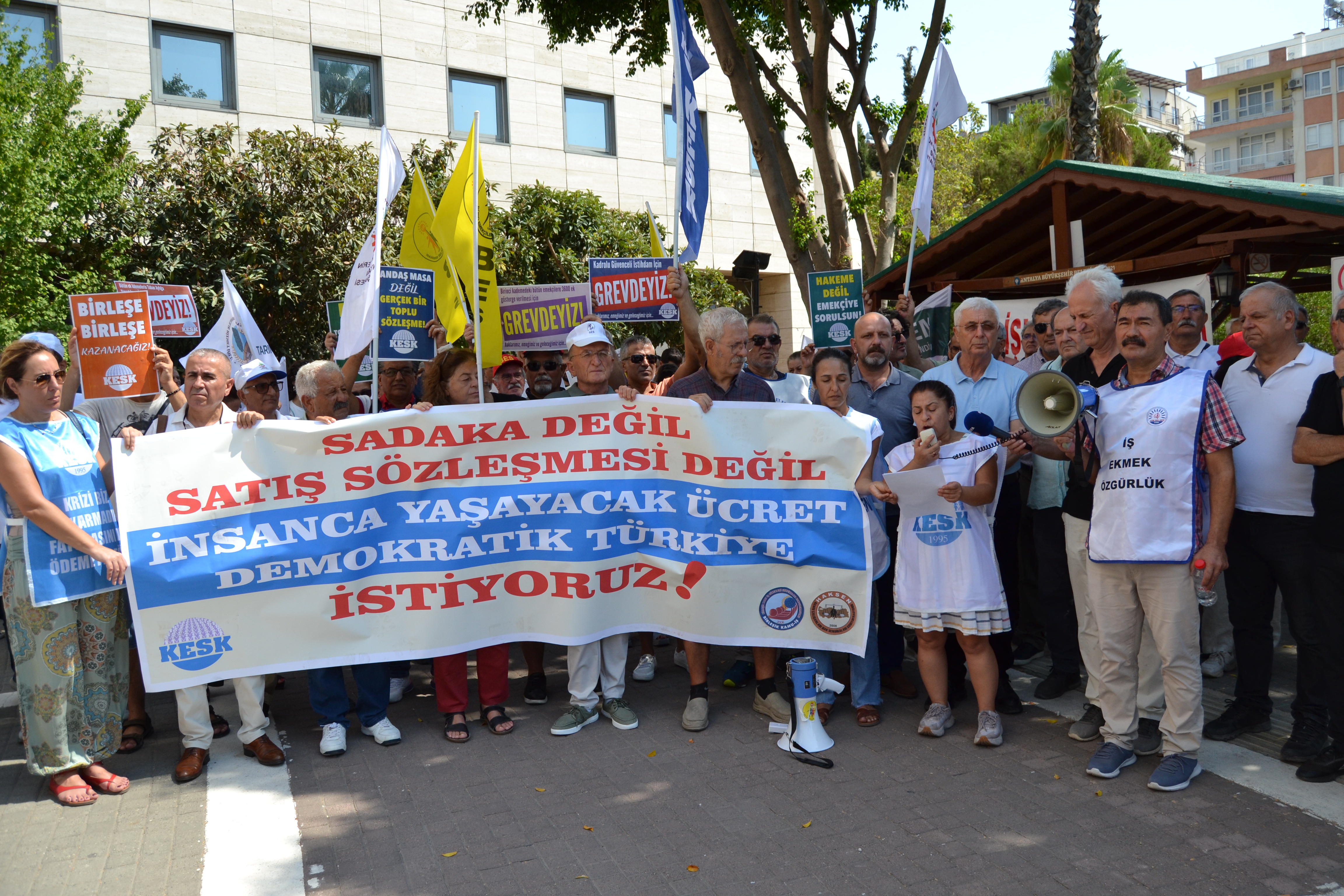 Kamu Emekçileri Yoksulluk Dayatmasına Karşı Iş Bıraktı (1)