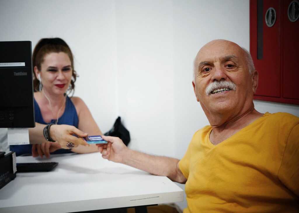 Konyaalti’nda Emekli̇ Kart Dağitimi Başladi (1)