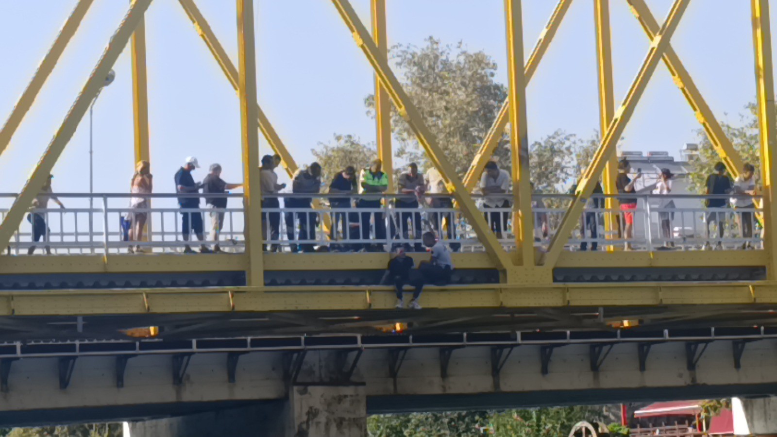 Köprüye Çıkan Şahsı Özel Güvenlik Görevlileri Vazgeçirdi (3)