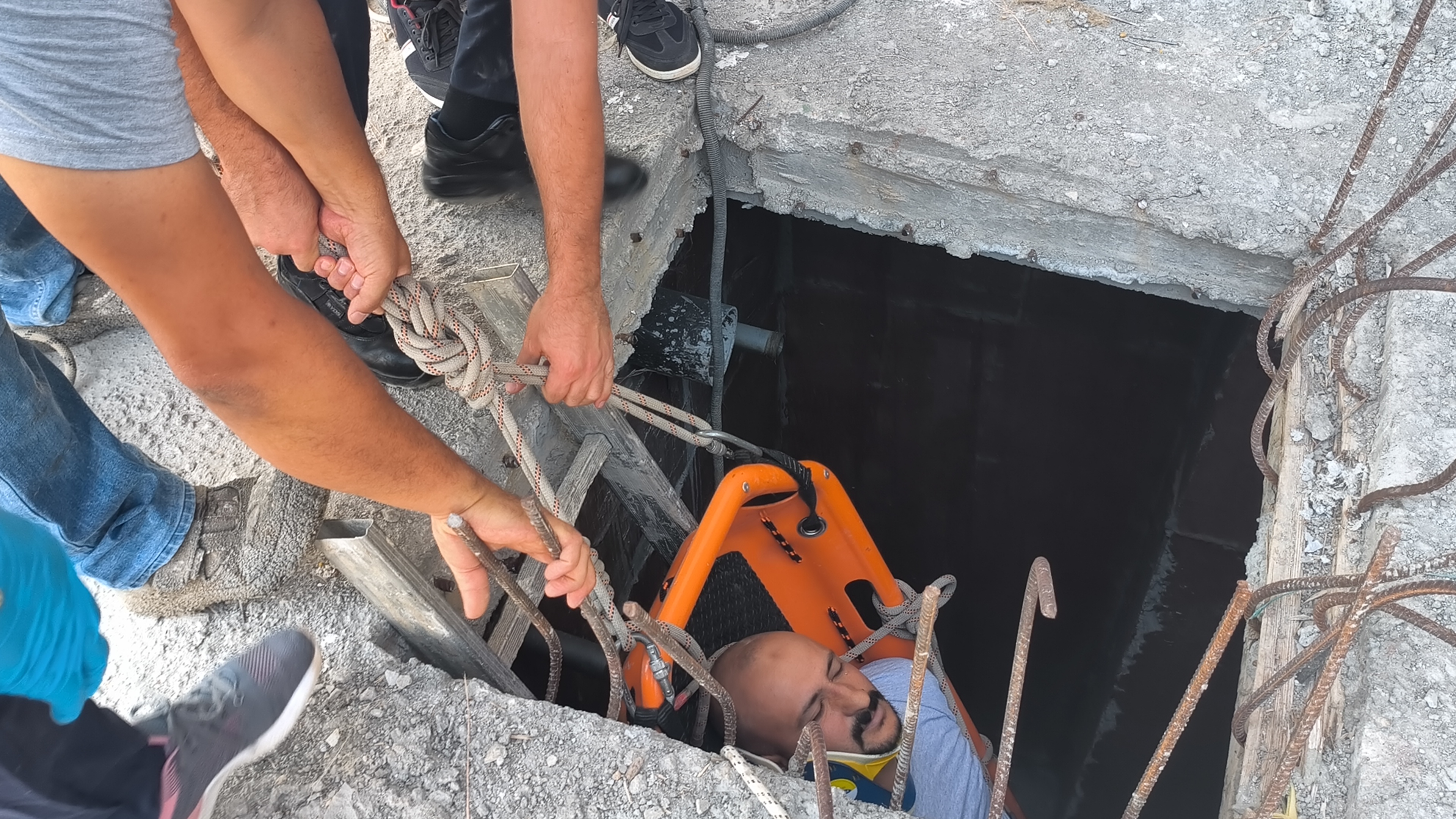 Kuyuda Mahsur Kalan Yaralı Çalışanı Itfaiye Ekipleri Kurtardı (2)