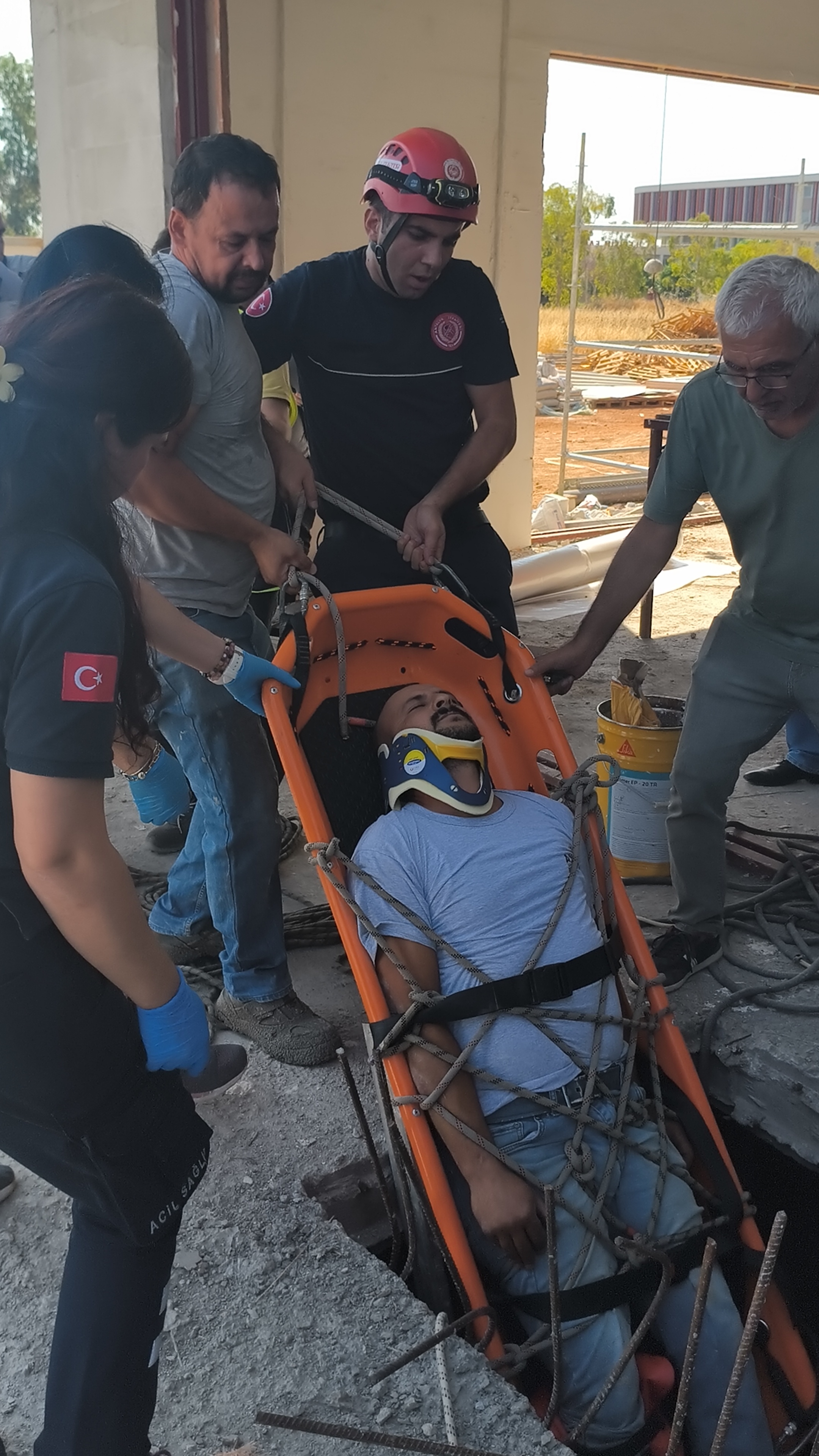 Kuyuda Mahsur Kalan Yaralı Çalışanı Itfaiye Ekipleri Kurtardı (3)