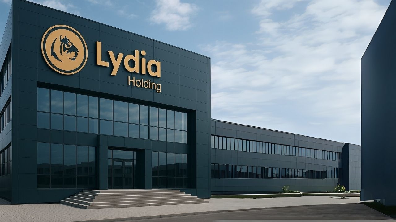 Lydia Holding