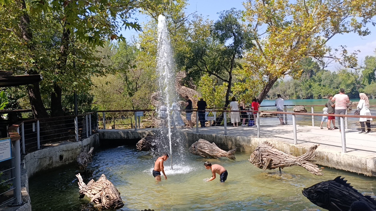 Manavgat Şelalesi'nde Düşen Su Seviyesi Ziyaretçileri Şaşkına Çevirdi (3)