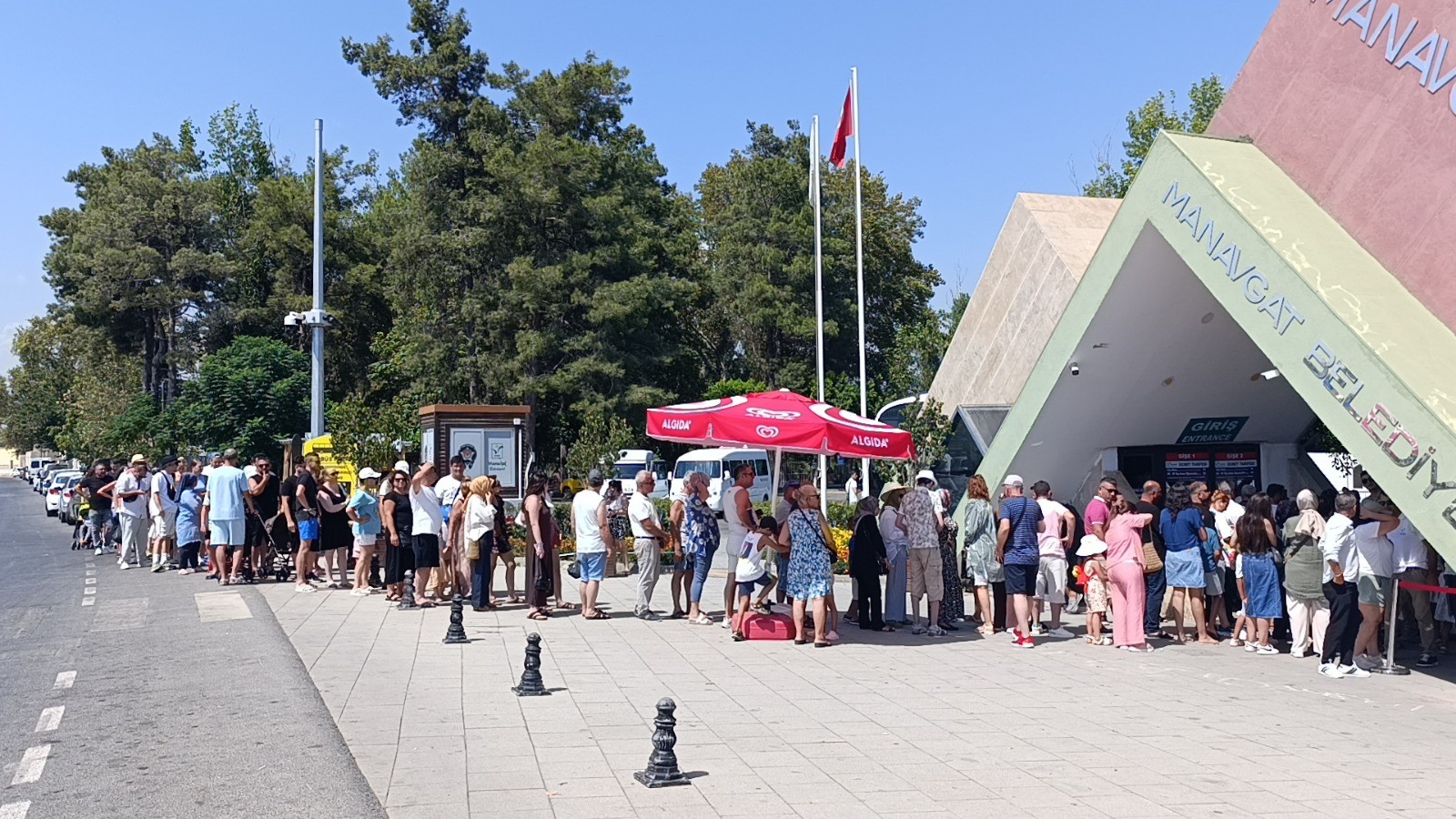 Manavgat Şelalesi'nde Düşen Su Seviyesi Ziyaretçileri Şaşkına Çevirdi (4)
