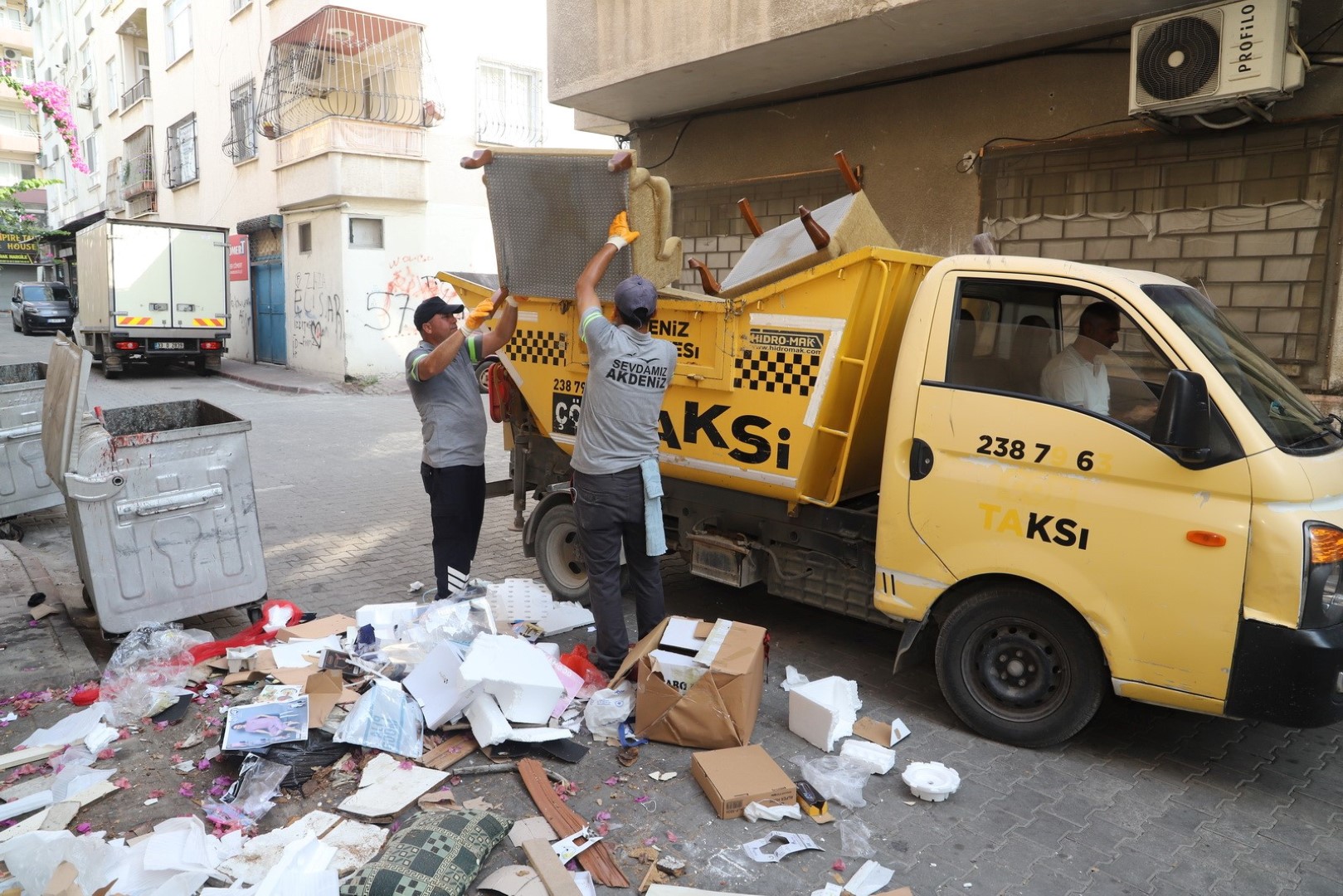 Mersin'de Çöp Taksiler Mobilya Atıkları Için Nöbette (2)